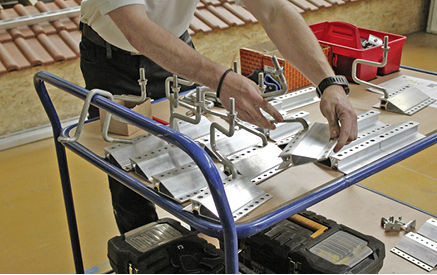 
Die vorbereiteten Dachhaken mit Grundplatten und aufgeschraubter unterer Sperrzahnmutter.
