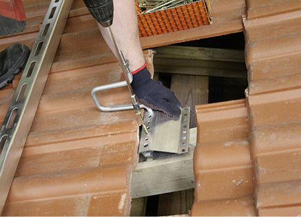 
Durch verschiedene Bohrungen in der Grundplatte findet der Dachhaken stets seine korrekte Position im Tal des darunter liegenden Ziegels.
