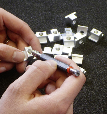 
Solche Kleinteile lassen sich massenhaft aus Aluminium viel einfacher fertigen als aus Stahl.
