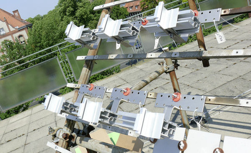 
Erprobung neuer Montageteile unter den realistischen Bedingungen einer Aufdachanlage. Aluminium ist leicht, dennoch lassen sich die Konstruktionen und Belastungen weiter optimieren, ebenso die Kosten.
