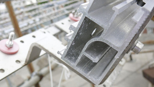 
Solche Profile kann man aus Stahl nur sehr schwer fertigen. Da ist Aluminium deutlich im Vorteil. Zwar wird zur Herstellung des Metalls viel Energie benötigt. Die Bearbeitung jedoch ist mit geringerem Aufwand möglich.
