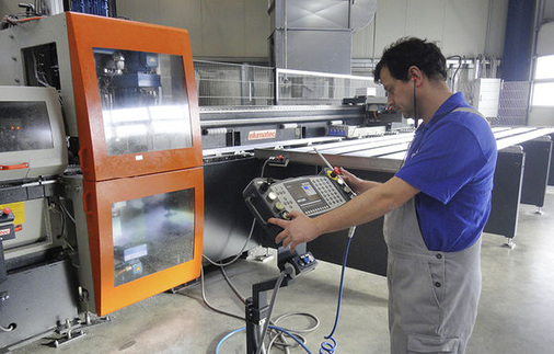 
Die Herstellung der Kleinteile und die Bearbeitung der Strangpressprofile erfolgen in automatisierten Fertigungszellen. Dadurch sind hohe Maßhaltigkeit und Produktivität möglich.
