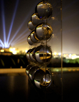 
Designstudie für ein Solarmodul mit Glaskugeln als Konzentratoren und optischen Trackern für den Sonnenlauf während des Tages.
