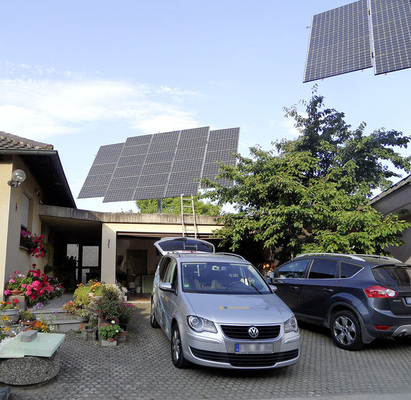 
Das Komlettsystem MSS der Firma Deger Energie zielt auf die weitgehende Autonomie in der Stromversorgung. Auch Elektrofahrzeuge werden in das Gesamtsystem eingebunden, quasi als fahrende Batterien.
