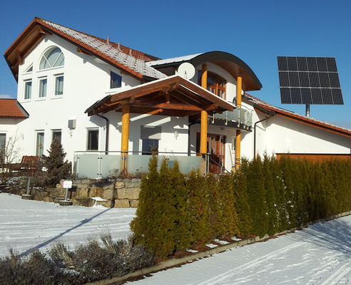 
An diesem Bild zeigt sich ein deutlicher Vorteil des Trackersystems: Im Winter sind die Solarmodule frei von Eis und Schnee. Weil sich der Modultisch gegen die tiefe Wintersonne stellt, kann sich der Schnee nicht halten. Auf diese Weise liefert das MSS auch in den dunklen und kalten Monaten nennenswerte Solarerträge.

