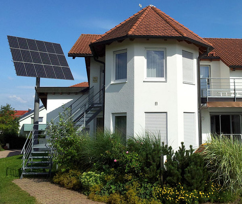 
An diesem Gebäude im schwäbischen Schopfloch wurde das MSS ausgiebig getestet. Neben einer Privatwohnung werden Büroräume mit Rechentechnik und die Ladestation für zwei Elektrofahrzeuge mit Sonnenstrom versorgt. Auch den Totalausfall des Stromnetzes hat die Anlage reibungslos überbrückt. Beinahe hätten es die Bewohner überhaupt nicht bemerkt.
