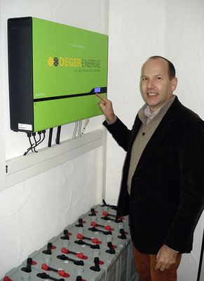 <p>
Artur Deger hat das MSS auf Herz und Nieren getestet. Die Auswertung der Betriebsdaten ergab: Eine hohe Deckung wird erreicht, wenn der Wechselrichter, der Energiemanager und die Batterien intelligent interagieren.
</p> - © Foto: HS

