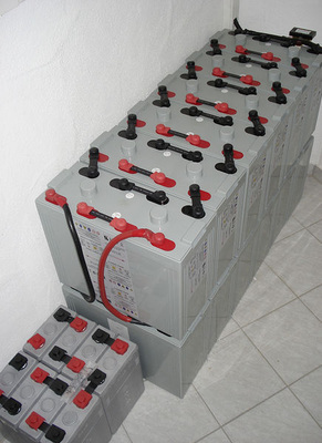 
Deger nutzt wartungsfreie Bleibatterien, um den Sonnenstrom für die verbrauchsstarken Stunden am Abend und am nächsten Morgen zu bunkern. Das Batteriepaket ist überschaubar, es passt auch in kleine Räume.
