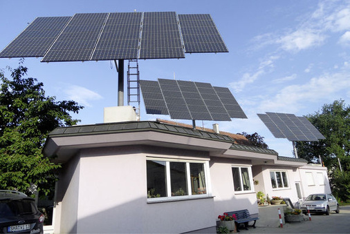 
Das MSS lässt sich auch kombinieren, um größere Leistungen abzudecken. Ebenso lassen sich Reihenhäuser damit ausstatten. Gewerbebetriebe nutzen die gut sichtbaren Modultische als Marketinginstrument, um auf ihre Bereitschaft zu grünen Investitionen hinzuweisen. Der Tracker wird mit Maximum Light Detection (MLD) nach dem hellsten Punkt am Horizont ausgerichtet.
