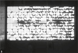 <p>

2

 Unerbittlich offenbart die Elektrolumineszenz: Dieses Solarmodul von Schott Solar weist Glasschäden auf, es ist unbrauchbar.

</p>