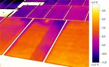 

1 Die Rückstromthermografie macht eine kurzgeschlossene Bypassdiode sichtbar. Dieses Verfahren wurde vom Photovoltaikbuero entwickelt, um die Fehlersuche zu vereinfachen. Es geht darum, Verluste in den Solarerträgen möglichst schnell und witterungsunabhängig zu lokalisieren und ihnen auf den Grund zu gehen.

