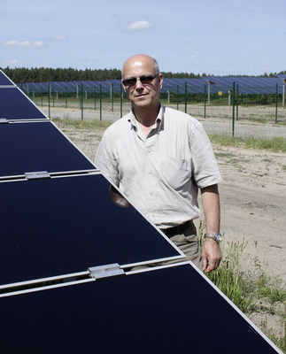 
Ulrich Mertens ist als Projektmanager für das Großkraftwerk in der Nähe von Templin verantwortlich. 128 Megawatt leisten die Module, die mehrere Hundert Hektar Fläche auf einem ehemaligen sowjetischen Fliegerhorst bedecken.
