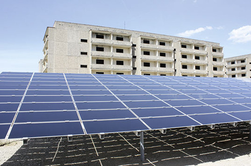 
Die alten Wohnblocks der sowjetischen Offiziere blieben stehen. Sie dienen heute als Unterschlupf für Fledermäuse und Vögel.

