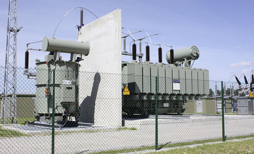 
Umspannwerk des Solarparks, um 20 Kilovolt auf 110 Kilovolt hochzuspannen. Der Netzanschlusspunkt liegt einige Kilometer entfernt.
