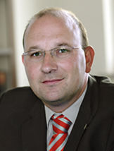 
Martin Zembsch


ist Kaufmännischer Geschäftsführer von Belectric. Er spricht über die Details des Parks in Groß Dölln und gibt einen Ausblick auf die Zukunft solcher Großkraftwerke. Er sagt: Ohne Solarparks ist die Energiewende nicht möglich.
