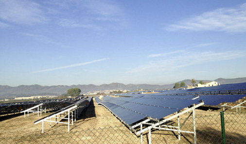 
Solarpark mit zehn Megawatt Leistung in Alfarrasi in der spanischen Region Valencia. Die Dünnschichtmodule werden aus einer CIS-Tinte gefertigt.
