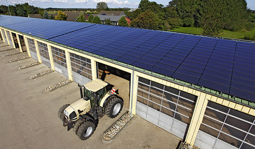 
CIS-Module auf dem Dach einer Landwirtschaftshalle in Handewitt. Insgesamt 1988 Module leisten rund 200 Kilowatt.
