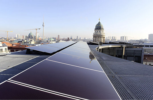
Solargenerator aus mikromorphen Modulen auf dem Dach der Galeries Lafayette in der Berliner City Ost. Die Paneele stammen von Inventux.
