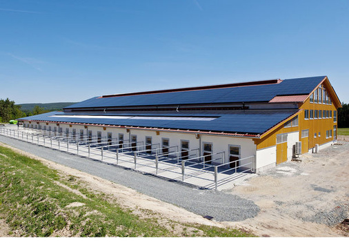 <p>
CIS-Anlage auf der Reithalle in Neudrossenfeld. Das Ostdach leistet 50 Kilowatt, das Westdach rund 130 Kilowatt.
</p> - © Foto: Solar Frontier

