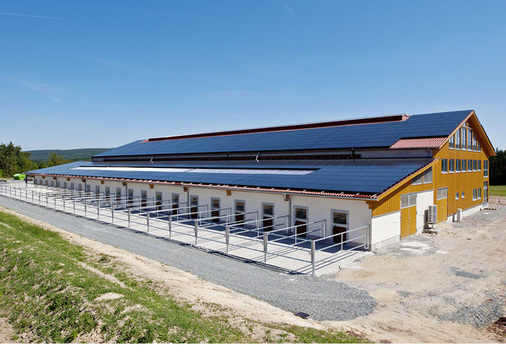 
CIS-Anlage auf der Reithalle in Neudrossenfeld. Das Ostdach leistet 50 Kilowatt, das Westdach rund 130 Kilowatt.

