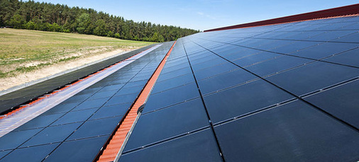 
Rahmenlose Dünnschichtmodule erlauben glatte, homogene Solarflächen, die sich auch sehr gut reinigen lassen. Das ist beispielsweise für bäuerliche Betriebe und andere Gewerbedächer wichtig.
