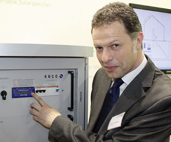 <p>
Andreas Schlumberger von Kaco New Energy erläuterte die Funktionsweise des Powador Gridsave.
</p> - © Foto: Heiko Schwarzburger

