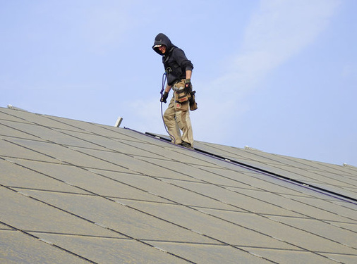 <p>
Diese stark verstaubte Solaranlage wird vor der Reinigung zunächst inspiziert. Wenn sich Sägewerke, Mühlen oder Lagerplätze in der Nachbarschaft befinden, können die Dächer innerhalb weniger Tage verschmutzen. Der Ertrag geht erheblich zurück.
</p> - © Foto: Schneeweis

