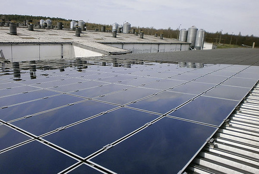 
Die vorderen Module wurden bereits gesäubert. Hinten sieht man die ungereinigte Modulfläche. Dieses Solardach war extrem verschmutzt, entsprechend aufwendig die Reinigung.
