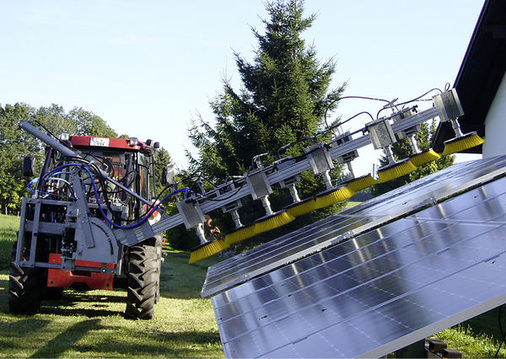 <p>
Das von B+B Solarreinigung in Leipzig entwickelte Spezialgerät, um Freiflächen wirtschaftlich zu säubern. Das ganze System wird über einen Schwenkarm an den Standardrahmen des Traktors montiert.
</p> - © Foto: B+B Solarreinigung GmbH

