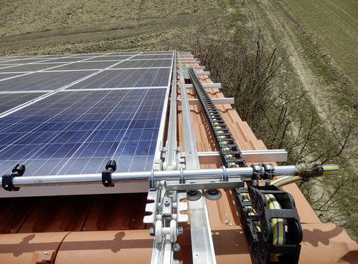 
Sprührahmen für die Sommerreinigung der Firma Schneeweis aus dem Allgäu. Solche Systeme sind für Schrägdächer geeignet, die häufig verschmutzen. Dann ist die zusätzliche Investition gerechtfertigt. 
