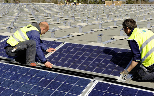 <p>
Die Montage eines Flachdachsystems ist alles andere als Fließbandarbeit. Neben der detaillierten Planung ist eine präzise Ausführung sehr wichtig. Denn Schäden am Dach sind meist sehr teuer.
</p> - © Foto: IBC Solar

