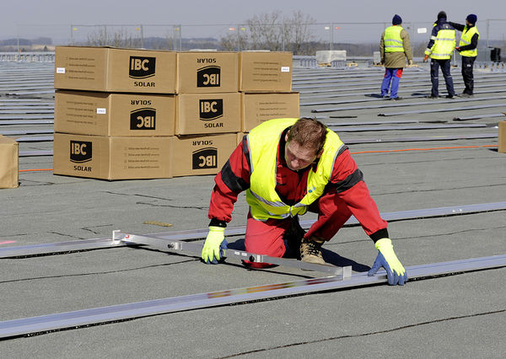 
IBC Solar erleichtert den Aufbau mit einer Montagelehre. Über die Modulbreite kann der Monteur den Abstand der Schienen einstellen und hat damit ein einheitliches Maß. Die aufwändige Vermessung jedes einzelnen Abstands oder der Einsatz einer Schlagschnur entfällt. 
