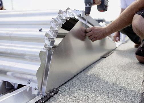 
Beim Solar Famulus Air von Conergy sorgen Bleche an den Seiten und hinter den Modulen dafür, dass der Wind nicht unter die Module fährt und sie aushebt.
