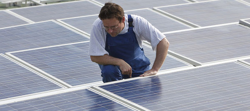 <p>
Wenn die Anlage auf dem Dach steht, muss der Installateur dafür geradestehen, dass sie auch dort bleibt. Hat er professionell geplant und gebaut, kann er auch bei Starkwind ruhig schlafen. 
</p> - © Foto: Berliner Energieagentur

