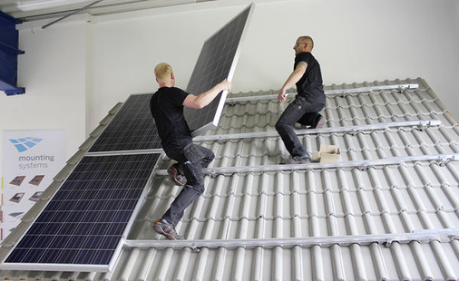 <p>
Aufbau im Schulungsraum von Mounting Systems. Das Alpha plus wird nach der Intersolar in den Markt eingeführt. Auch für die beiden Monteure Mario Wilke (links) und Silvio Naujok ist das Montagesystem daher noch neu.
</p> - © Fotos: William Vorsatz

