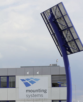 
Mounting Systems ist mit 250 Beschäftigten ein wichtiger Arbeitgeber in der Region um Rangsdorf. 
