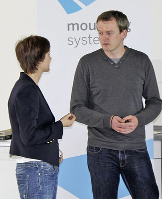 
Produktmanagerin Nina Jarosch erklärt dem DGS-Gutachter Gordon Karg Details zum Alpha plus.
