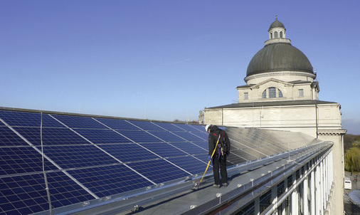 <p>
Alt und neu auf kluge Weise kombiniert: Der flach aufgeständerte Generator schmiegt sich elegant an das Dach an. Von der Straße aus bleibt er unsichtbar.
</p> - © Fotos: Solarinitiative München

