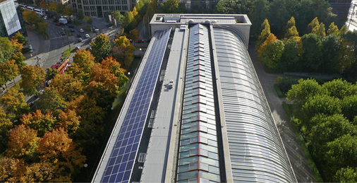 
Sicht auf das Solardach, das sich unauffällig in die Architektur einfügt. Die Anlage ist ein Paradebeispiel für die Verbindung der Energiewende mit dem Schutz wertvoller Bestandsgebäude.
