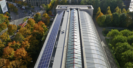 <p>
Sicht auf das Solardach, das sich unauffällig in die Architektur einfügt. Die Anlage ist ein Paradebeispiel für die Verbindung der Energiewende mit dem Schutz wertvoller Bestandsgebäude.
</p>