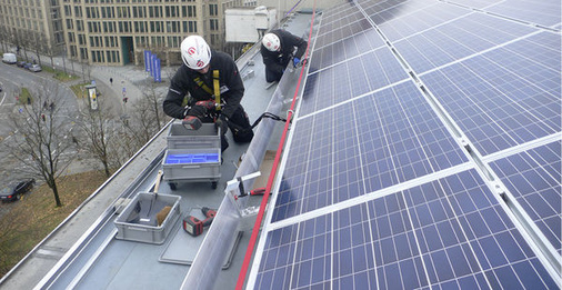 
Montage der Aluminiumblende vor den Modulen. Sie soll abrutschenden Schnee vermeiden und schließt die Solarmodule nach unten ab.
