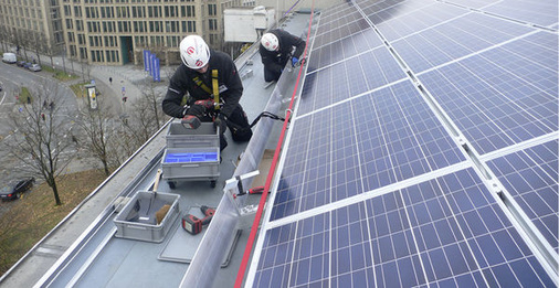 <p>
Montage der Aluminiumblende vor den Modulen. Sie soll abrutschenden Schnee vermeiden und schließt die Solarmodule nach unten ab.
</p>