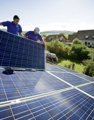 <p>
Über 700 Photovoltaikanlagen hat Energossa rund um Freiburg gebaut. Der Schwerpunkt lag und liegt bei kleinen Anlagen auf Privathäusern.
</p> - © Foto: Energossa

