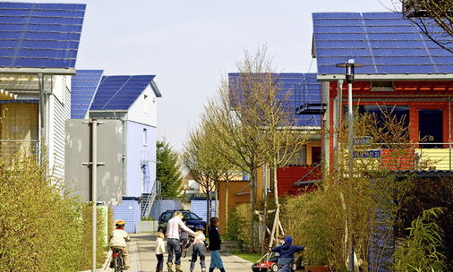 <p>
Leben im Grünen und mit Strom von eigenen Dach – das ist typisch Freiburg. 
</p> - © Foto: FWTM/Schoenen

