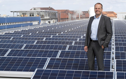 
Solargenerator auf dem Dach der Deutsche See Fischmanufaktur in Bremerhaven. Die Anlage liefert im Jahr rund 70.000 Kilowattstunden Sonnenstrom für die Kühlaggregate und Maschinen im Lager.
