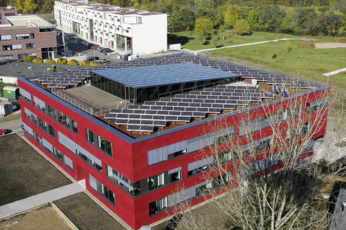 
Moderner Büroneubau von Econcern in Köln: Das Gebäude wurde als Passivhaus konzipiert. Die Photovoltaikanlage befindet sich auf der Dachterrasse.
