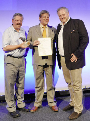 <p>
Laudator Dr. Winfried Hoffmann (links), Preisträger Prof. Dr. Eicke R. Weber (Mitte) und Dr. Frank Asbeck, Vorstandsvorsitzender der Solarworld AG.
</p> - © Foto: Solarworld


