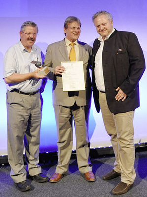<p>
Laudator Dr. Winfried Hoffmann (links), Preisträger Prof. Dr. Eicke R. Weber (Mitte) und Dr. Frank Asbeck, Vorstandsvorsitzender der Solarworld AG.
</p> - © Foto: Solarworld
 
Laudator Dr. Winfried Hoffmann (links), Preisträger Prof. Dr. Eicke R. Weber (Mitte) und Dr. Frank Asbeck, Vorstandsvorsitzender der Solarworld AG.