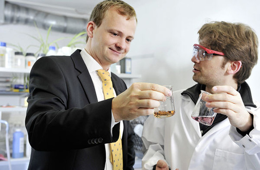 
Innovationen fürs Recycling: Saperatec-Gründer Sebastian Kernbaum (links) und seine Chemiker in Bielefeld arbeiten an ökologischen Tensidcocktails, um alte Dünnschichtmodule zu verwerten.

