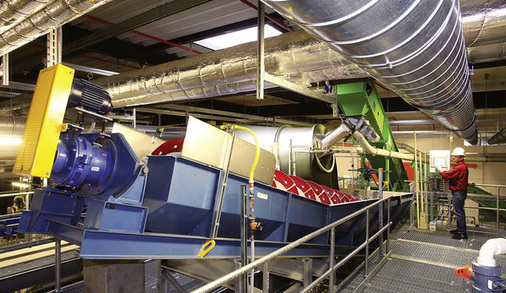 
Recyclinganlage bei First Solar in Frankfurt (Oder): Obwohl die Modulfertigung dichtmachte, laufen die Hammermühle und der Trommelwäscher weiter. Denn das Unternehmen garantiert seinen Kunden die Rücknahme.
